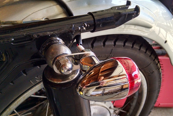 BRACKET-TAILLIGHT-CB77-SHOCK-0N-BIKE-01.jpg