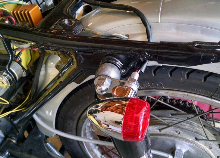 BRACKET-TAILLIGHT-CB77-SHOCK-0N-BIKE-02.jpg