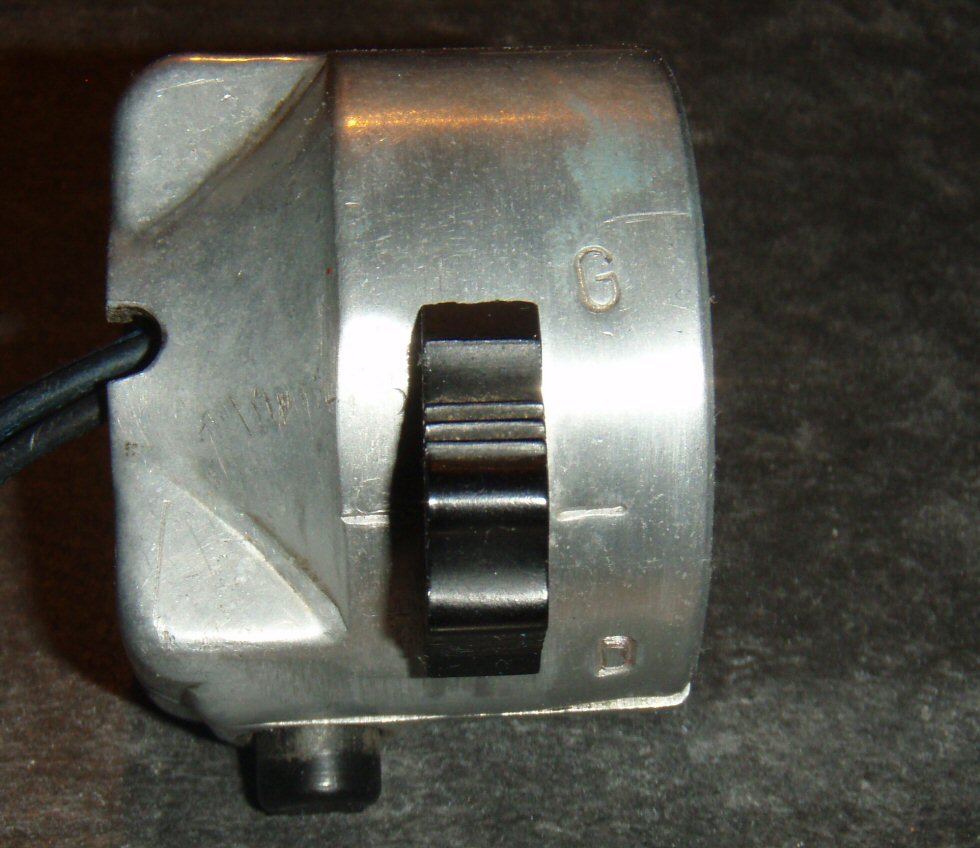 and the RH light switch (dutch market, hence the G (groot licht) and D (dimlicht).jpg